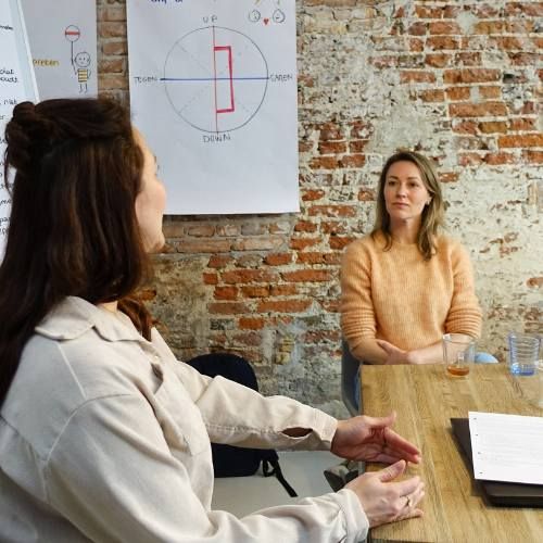 iemand geeft haar grens aan